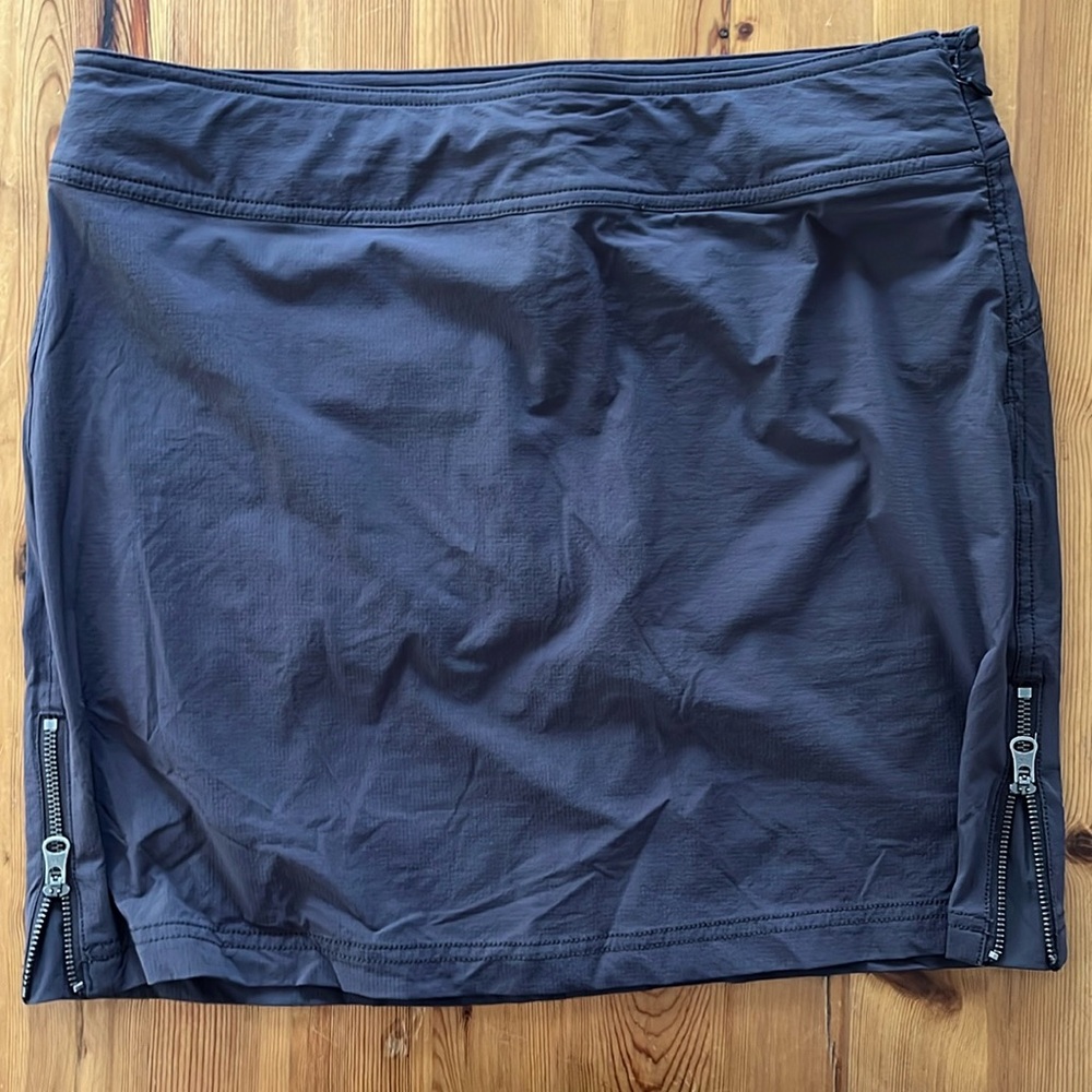 Excellent Condition Athleta Skort, size 8, Eggplant color